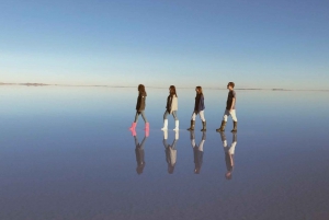 Sesongbasert tur: Soloppgang med refleksjoner i vannet, Salar