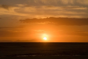 BOLIVIA: SUNRISE AND STARLIGHTS IN UYUNI