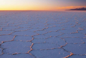 BOLIVIA: AMANECER Y ESTRELLAS EN UYUNI