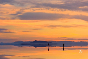 Lever de soleil dans les salines d'Uyuni.