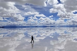 Rundresa: Soluppgång med reflektioner i vattnet, Salar de Uyuni