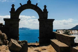 Excursión a las Islas de los Uros + Caminata a la Isla de Taquile