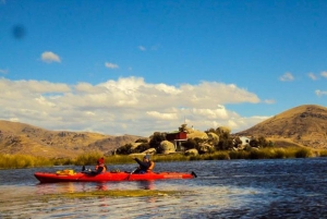 Tour di un giorno in kayak di Uros e dell'isola di Taquile