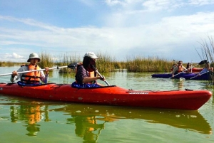 Tour di un giorno in kayak di Uros e dell'isola di Taquile