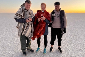 Uyuni : 3 jours Uyuni & lagune rouge avec hébergement privé.