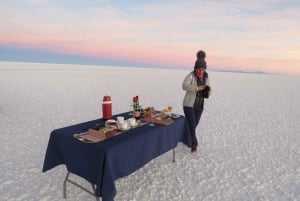 Uyuni: Heldagstur til saltslettene med hotellovernatting