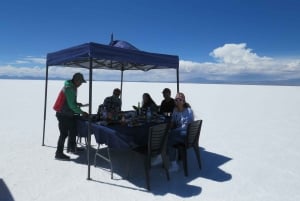 Uyuni: Heldagstur til saltslettene med hotellovernatting