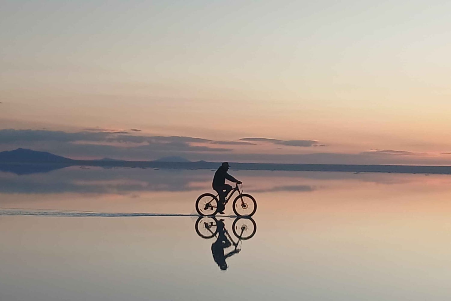 Uyuni: Wycieczka rowerowa z przewodnikiem po Uyuni Salt Flat z lunchem