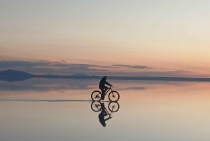 Uyuni: Wycieczka rowerowa z przewodnikiem po Uyuni Salt Flat z lunchem