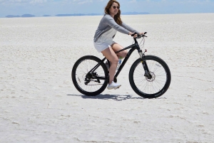 Uyuni: Wycieczka rowerowa z przewodnikiem po Uyuni Salt Flat z lunchem