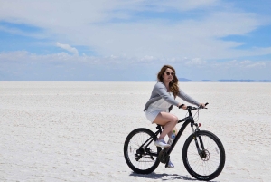 Uyuni: Wycieczka rowerowa z przewodnikiem po Uyuni Salt Flat z lunchem
