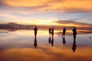 UYUNI SALT FLAT: OPLEVELSE AF SOLNEDGANG OG STJERNELYS