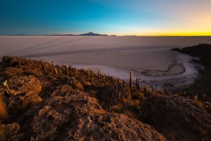 Excursão privada de 2 dias ao Salar de Uyuni com vulcão Tunupa