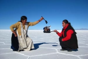 Uyuni: Geführte Tour durch die Salzwüste und Sonnenuntergang mit Mittagessen