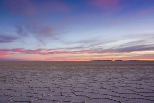 Uyuni: Zoutvlaktes en zonsondergang rondleiding met lunch