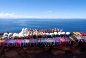 Bezoek het indrukwekkende Titicacameer (Uros eiland en Taquile).