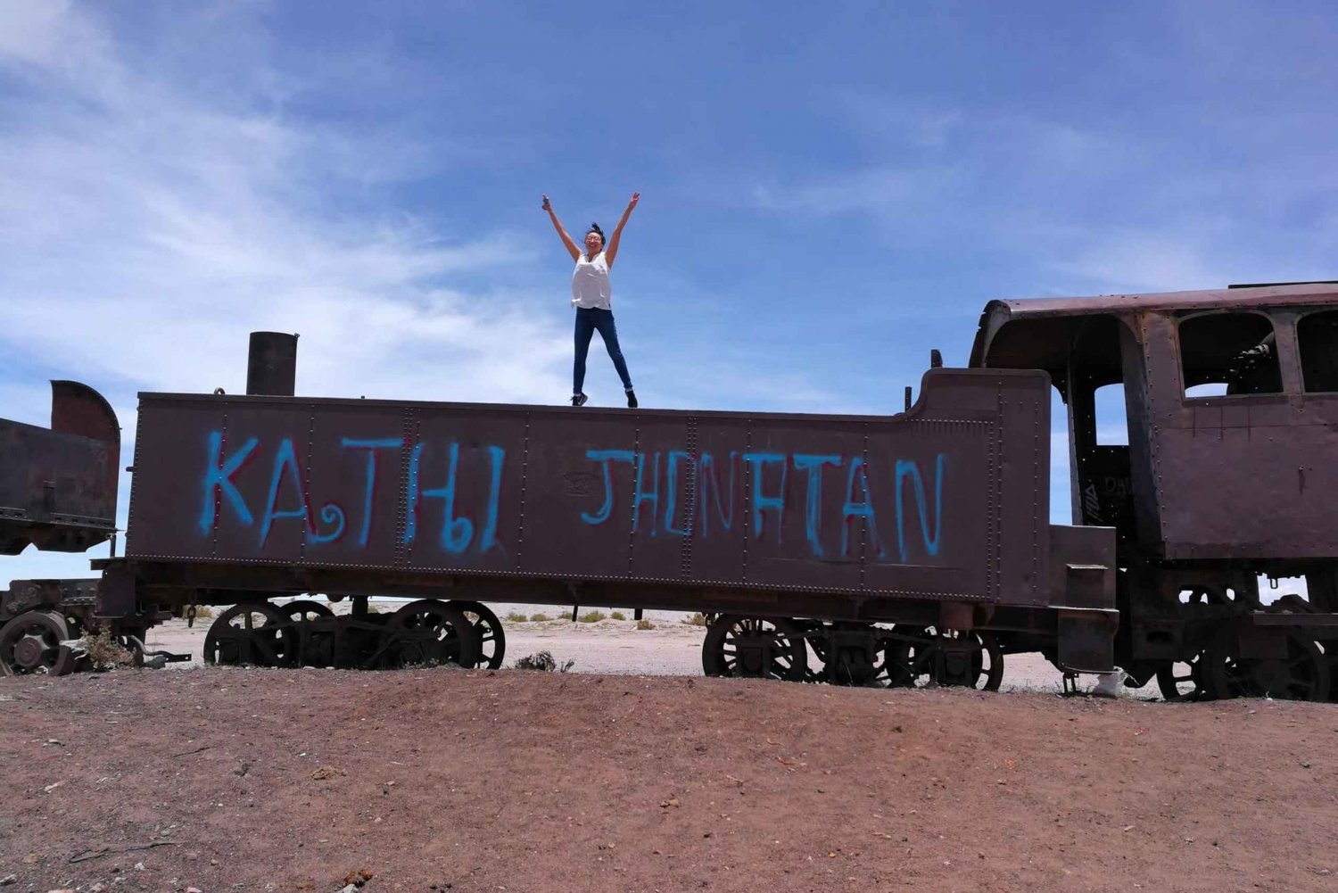 Contempla la puesta de sol y las estrellas en el Cementerio de Trenes de Uyuni