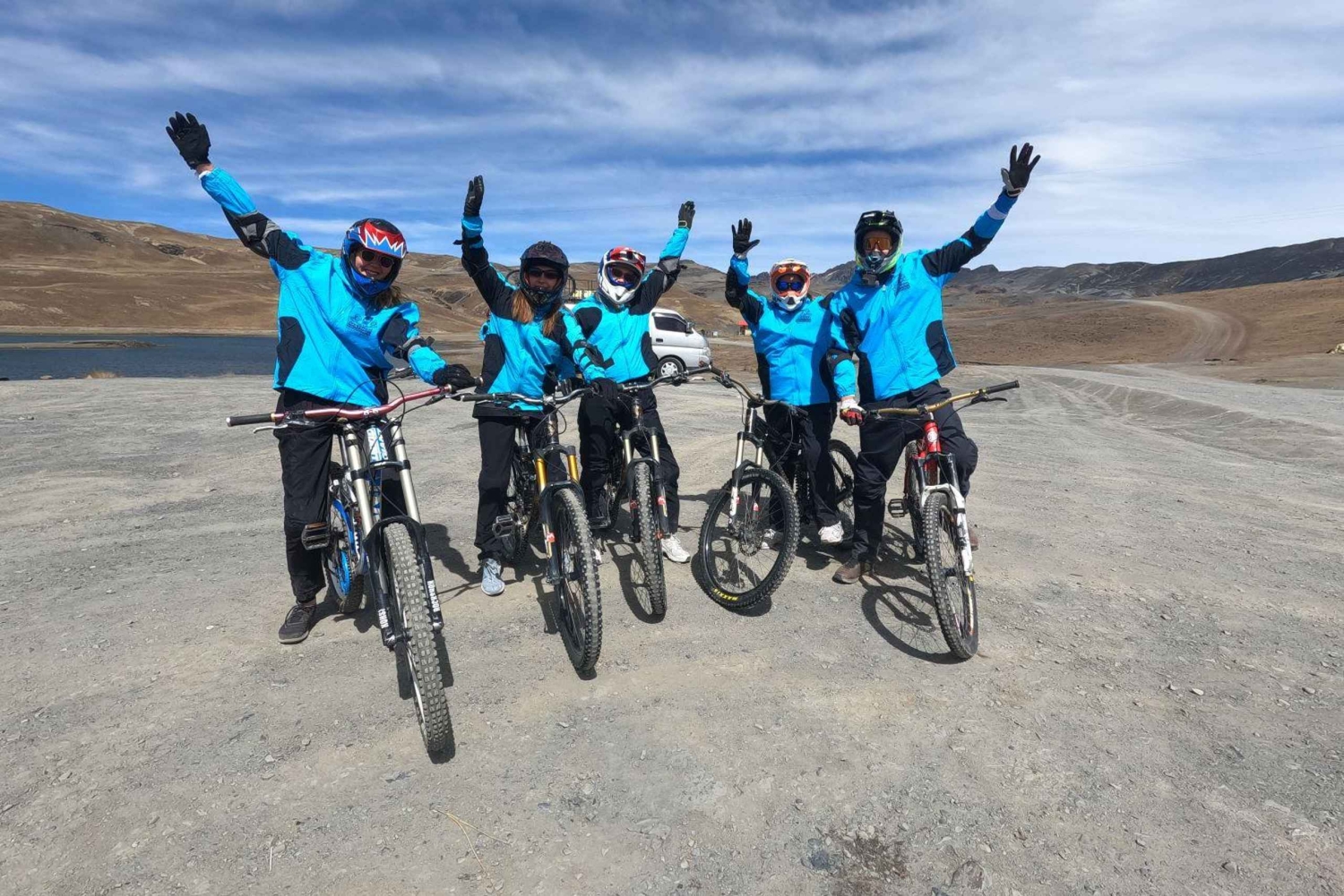 Viagem 'particular' de mountain bike pela estrada mais perigosa do mundo