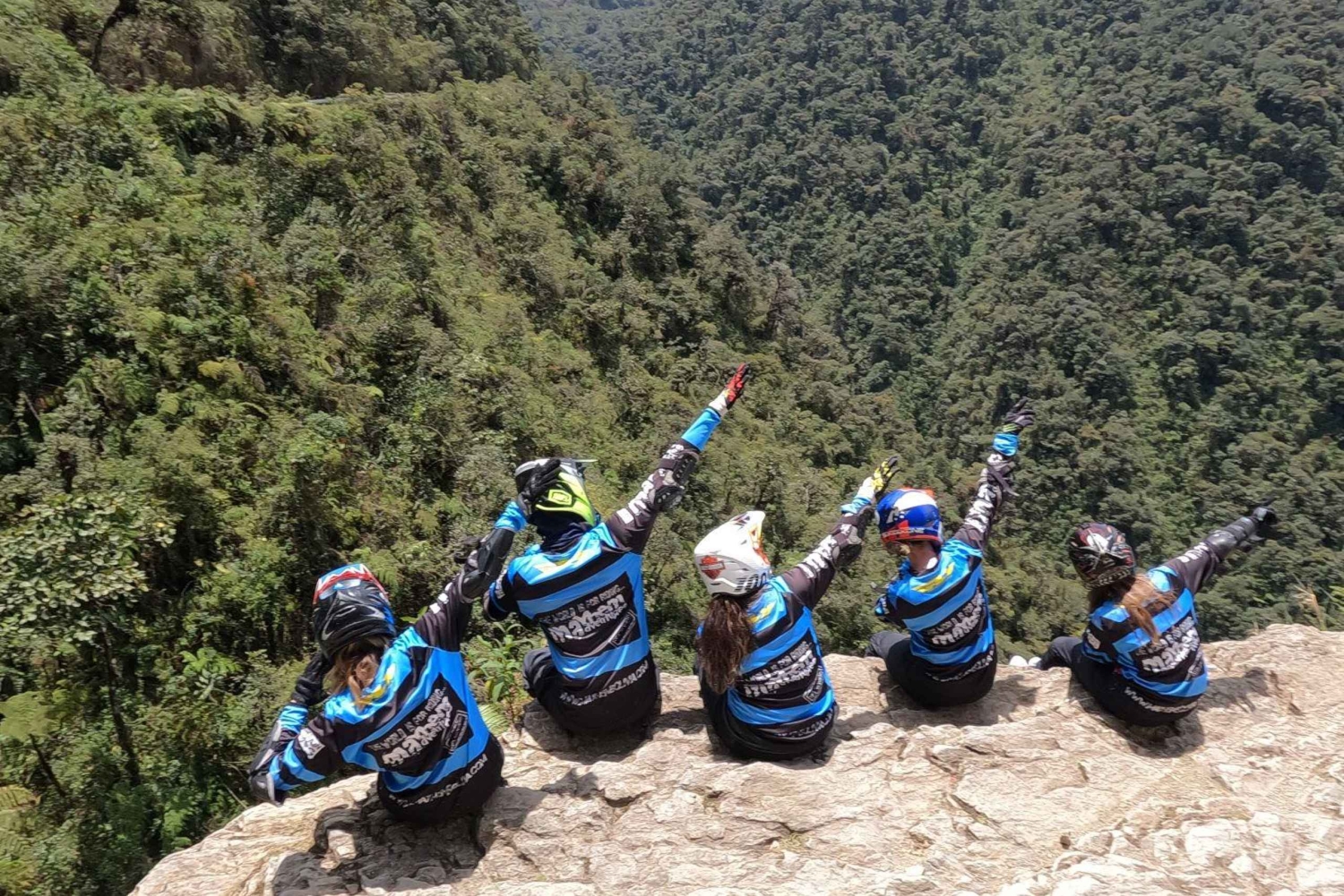 Viagem 'particular' de mountain bike pela estrada mais perigosa do mundo