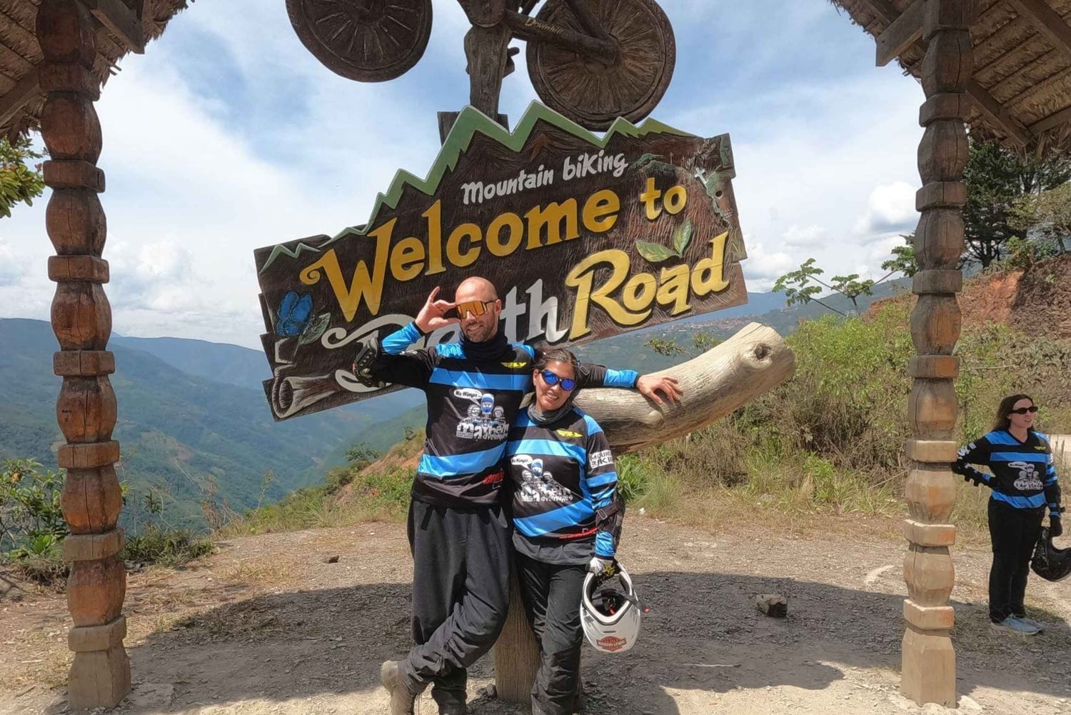 Viagem 'particular' de mountain bike pela estrada mais perigosa do mundo