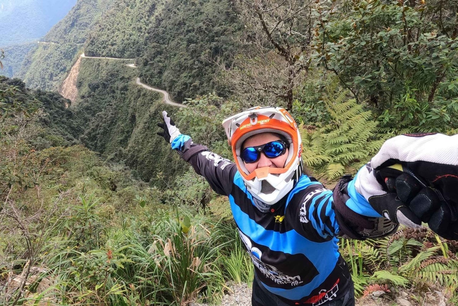 Viagem 'particular' de mountain bike pela estrada mais perigosa do mundo