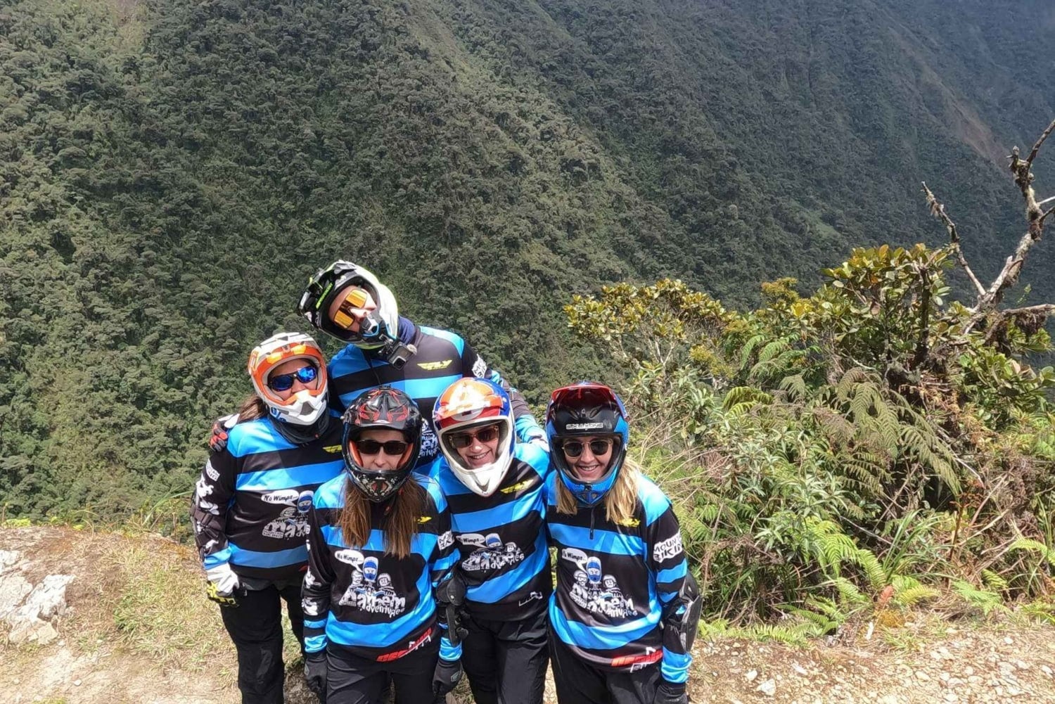 Viagem 'particular' de mountain bike pela estrada mais perigosa do mundo