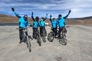 Viagem 'particular' de mountain bike pela estrada mais perigosa do mundo