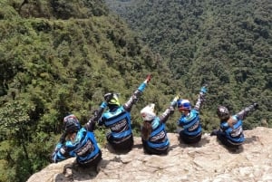 Viagem 'particular' de mountain bike pela estrada mais perigosa do mundo