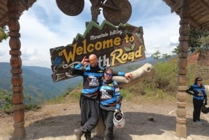 Viagem 'particular' de mountain bike pela estrada mais perigosa do mundo