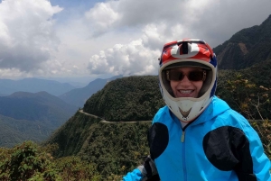 Viagem 'particular' de mountain bike pela estrada mais perigosa do mundo