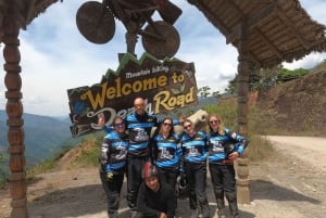 Viagem 'particular' de mountain bike pela estrada mais perigosa do mundo