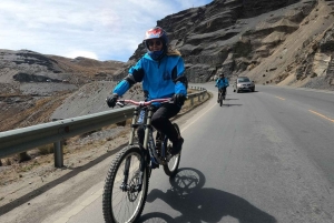 Viagem 'particular' de mountain bike pela estrada mais perigosa do mundo