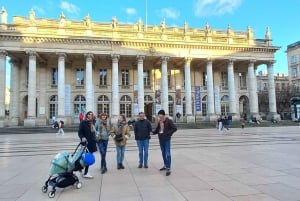 Bordeaux: Historic Center Walking Tour and Candy Tastings