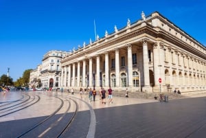 Bordeaux: Historic Center Walking Tour and Candy Tastings