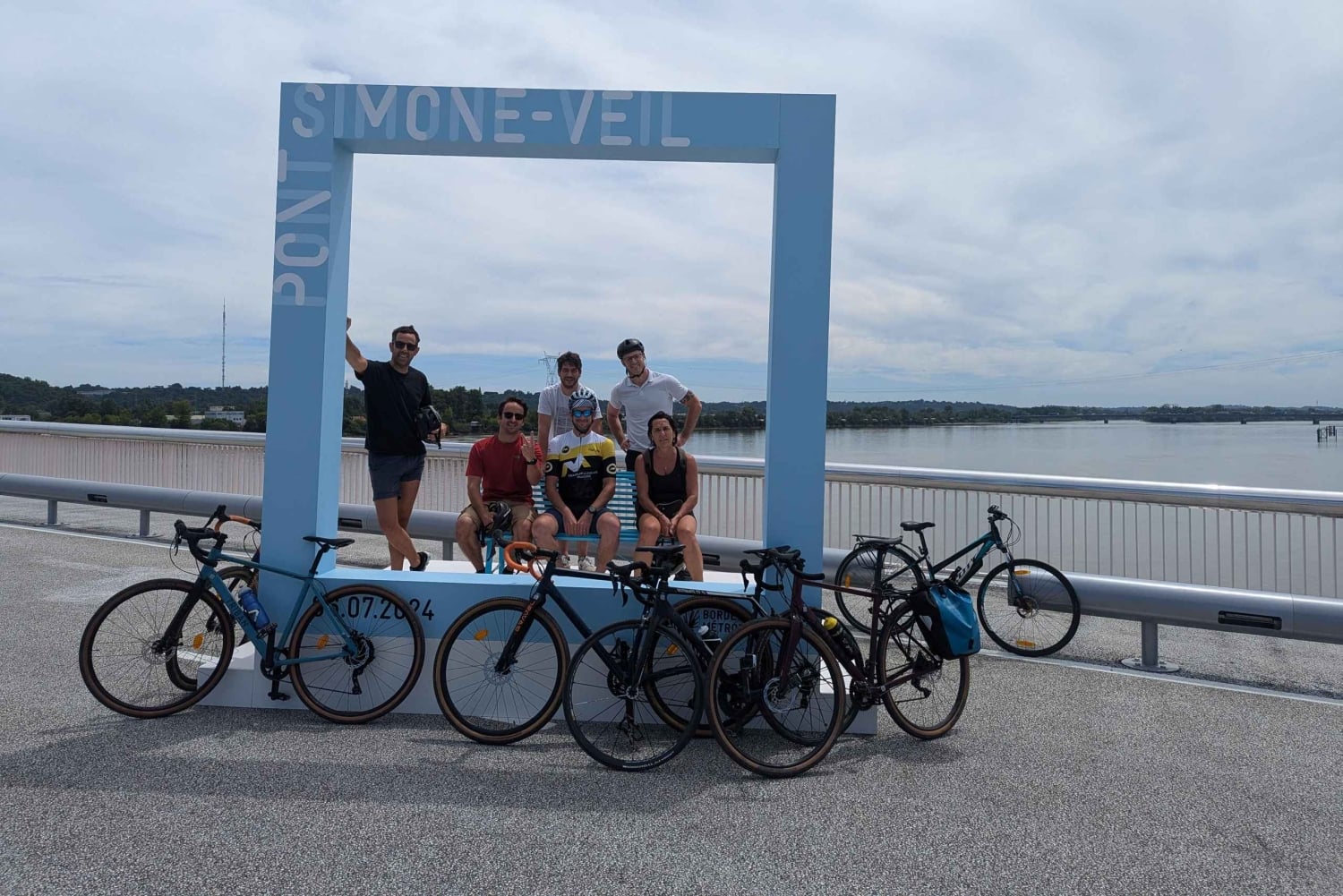 ボルドー：3つの橋の歴史を巡る自転車ツアー