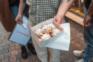 Bordeaux: Walking tour with local Sweets, Wine and Cheese