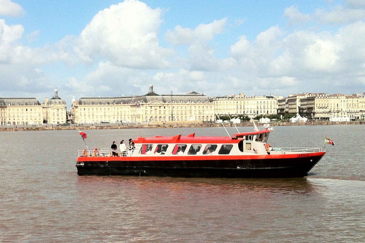 Bordeaux: Scenic River Cruise with Commentary and Canelés