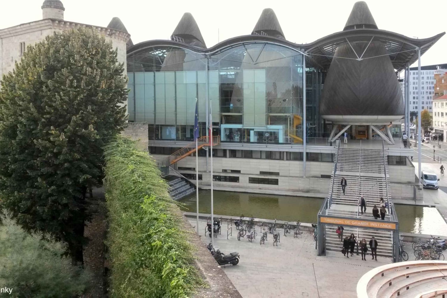Arquitetura contemporânea no centro da cidade de Bordeaux!