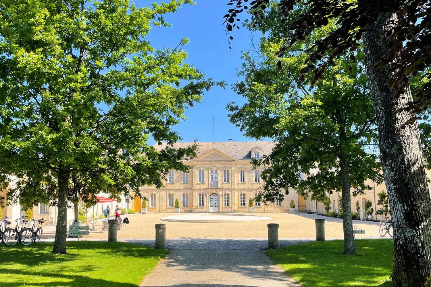 ボルドー発：必見スポットをまわる午前ツアー（ワインの試飲あり）