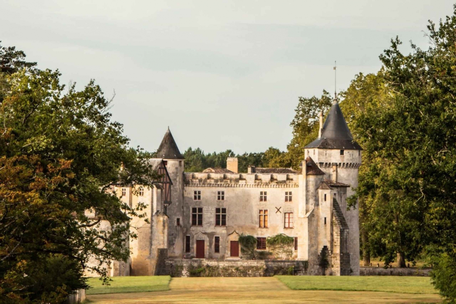 Bordeaux: Graves Winery & Château de La Brède Trip with Wine
