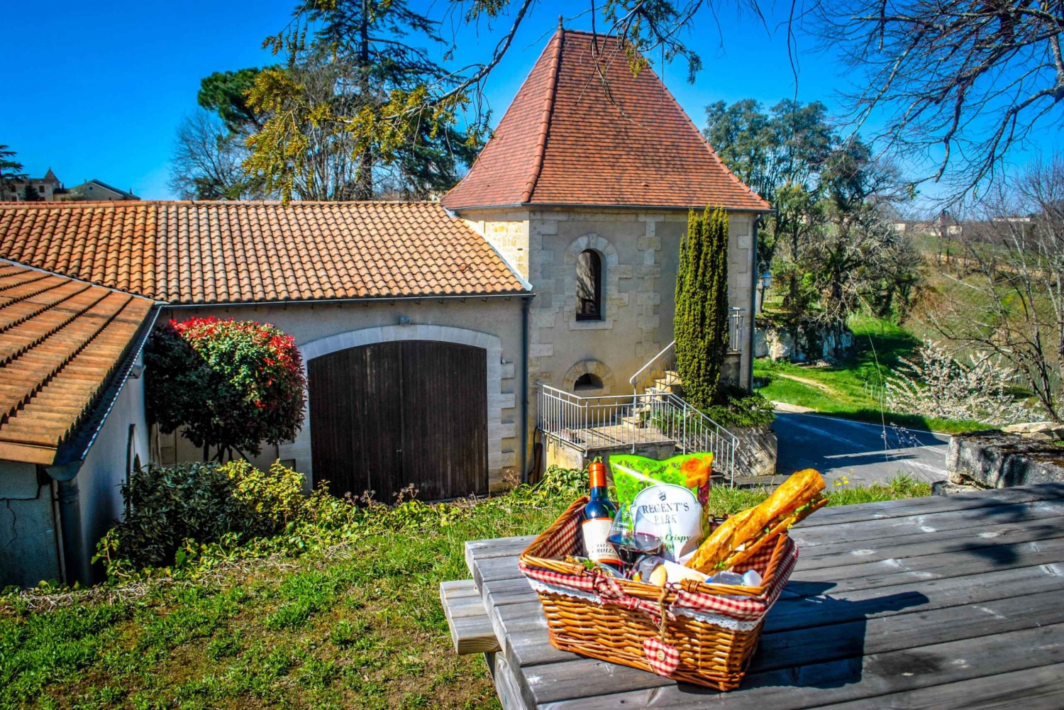 Saint-Emilion: 2 Guided Winery Visits & Picnic Lunch
