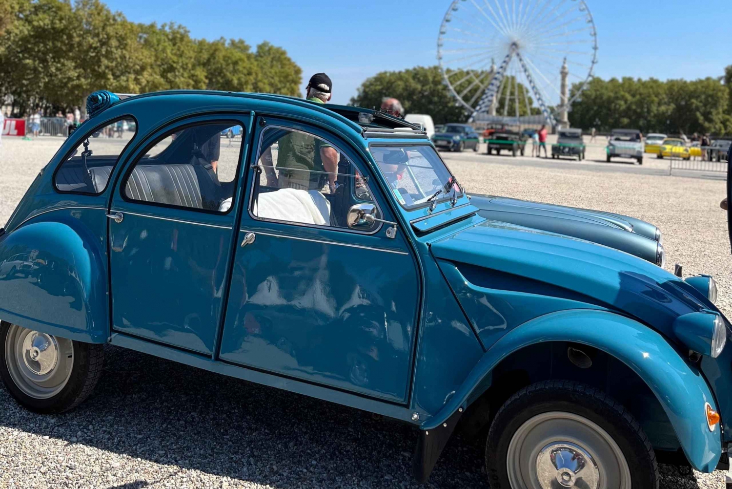 Visite de Bordeaux Unesco en voiture 2cv & gourmandises
