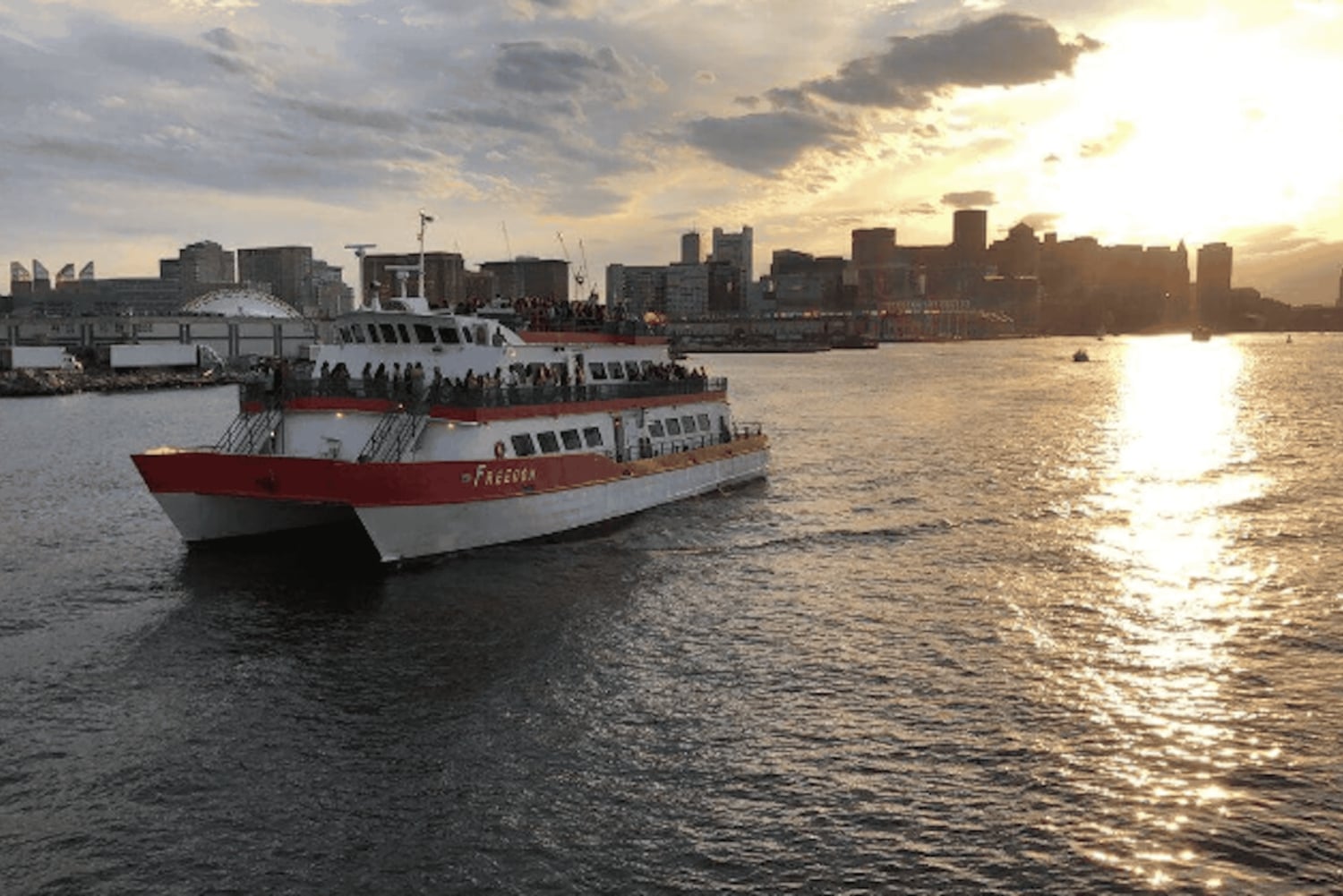 Boston Harbor: Vollmond-Kreuzfahrt mit Champagner-Option
