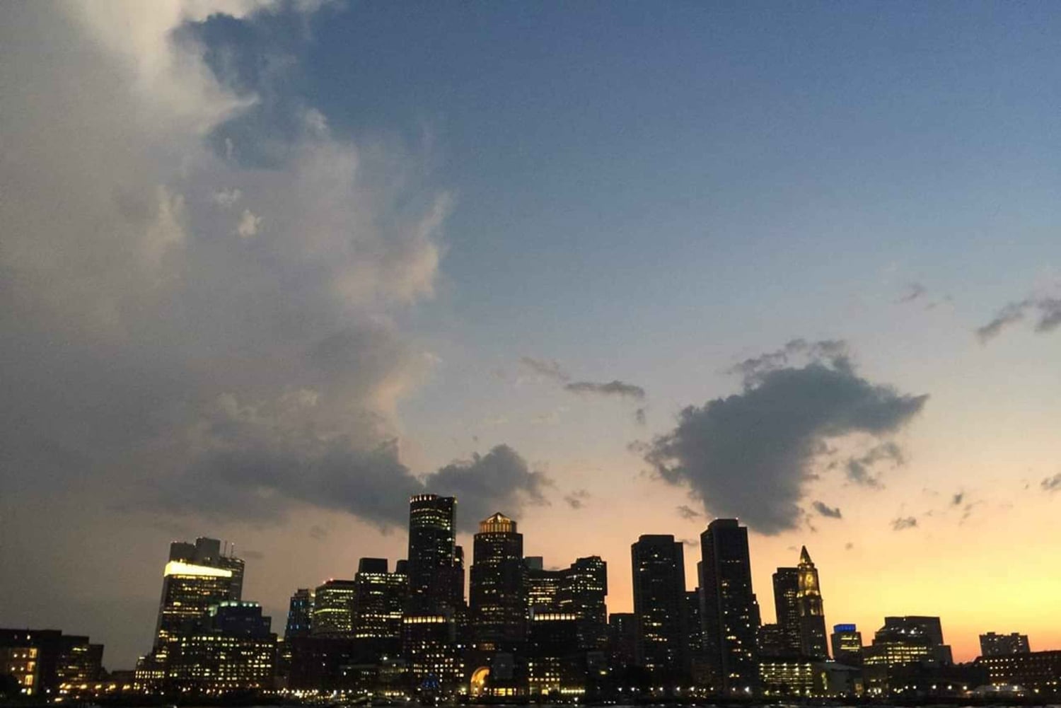 Boston Harbor: Vollmond-Kreuzfahrt mit Champagner-Option