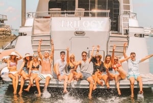 Imbarcati in un viaggio di lusso a bordo dello yacht Trilogy di 103 piedi