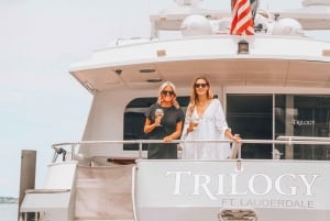 Imbarcati in un viaggio di lusso a bordo dello yacht Trilogy di 103 piedi
