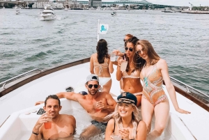 Imbarcati in un viaggio di lusso a bordo dello yacht Trilogy di 103 piedi