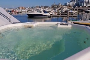 Imbarcati in un viaggio di lusso a bordo dello yacht Trilogy di 103 piedi