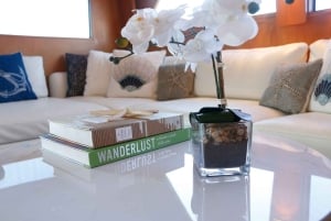 Imbarcati in un viaggio di lusso a bordo dello yacht Trilogy di 103 piedi