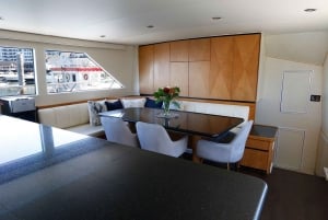 Imbarcati in un viaggio di lusso a bordo dello yacht Trilogy di 103 piedi